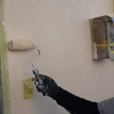 左官仕上→塗装（吹付-下塗り-上塗り）している様子