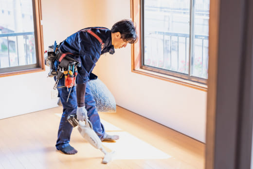 職人が清掃してい画像像