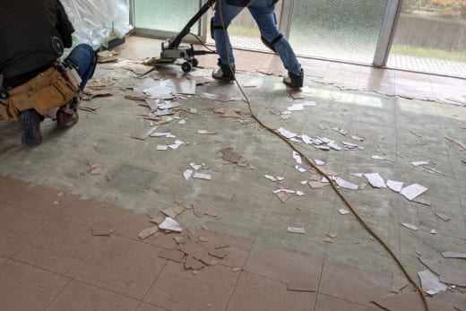 粉じんが残って汚れている床の画像