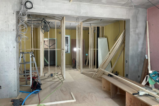 工事中で未完成の家の画像