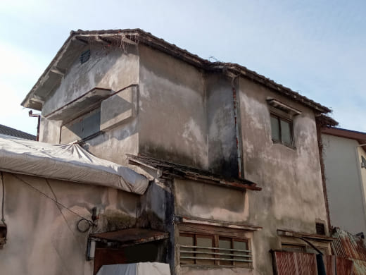 古くて今にも壊れそうな家の画像